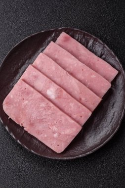 Lezzetli, tuzlu, baharatlı ve çimento kaplı pembe jambon.