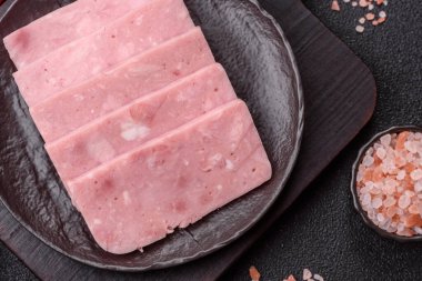 Lezzetli, tuzlu, baharatlı ve çimento kaplı pembe jambon.