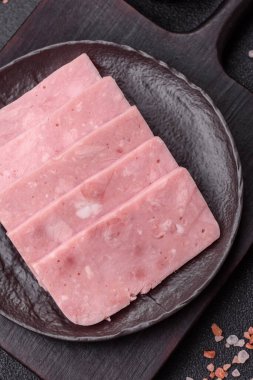 Lezzetli, tuzlu, baharatlı ve çimento kaplı pembe jambon.