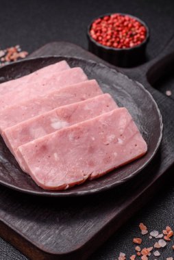 Lezzetli, tuzlu, baharatlı ve çimento kaplı pembe jambon.