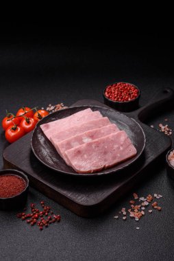 Lezzetli, tuzlu, baharatlı ve çimento kaplı pembe jambon.