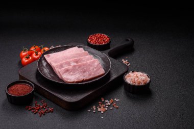 Lezzetli, tuzlu, baharatlı ve çimento kaplı pembe jambon.