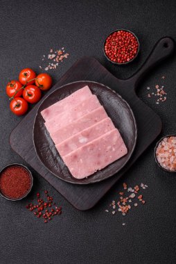 Lezzetli, tuzlu, baharatlı ve çimento kaplı pembe jambon.