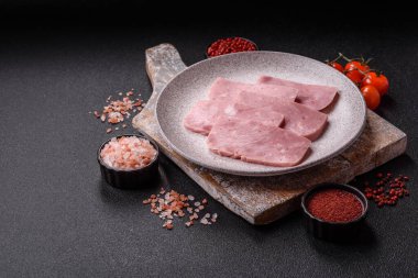 Lezzetli, tuzlu, baharatlı ve çimento kaplı pembe jambon.