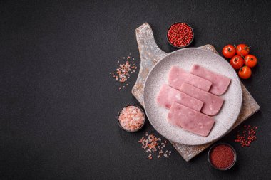 Lezzetli, tuzlu, baharatlı ve çimento kaplı pembe jambon.