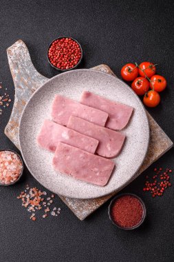 Lezzetli, tuzlu, baharatlı ve çimento kaplı pembe jambon.