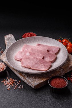 Lezzetli, tuzlu, baharatlı ve çimento kaplı pembe jambon.