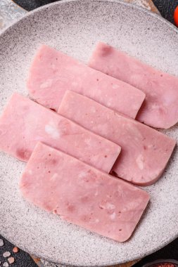 Lezzetli, tuzlu, baharatlı ve çimento kaplı pembe jambon.