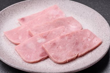 Lezzetli, tuzlu, baharatlı ve çimento kaplı pembe jambon.