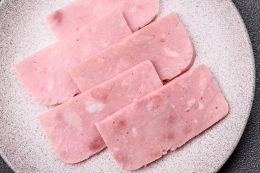 Lezzetli, tuzlu, baharatlı ve çimento kaplı pembe jambon.