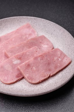 Lezzetli, tuzlu, baharatlı ve çimento kaplı pembe jambon.