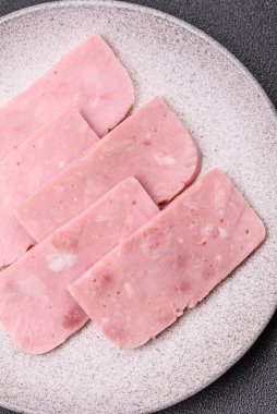 Lezzetli, tuzlu, baharatlı ve çimento kaplı pembe jambon.