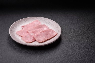 Lezzetli, tuzlu, baharatlı ve çimento kaplı pembe jambon.