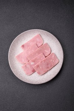 Lezzetli, tuzlu, baharatlı ve çimento kaplı pembe jambon.