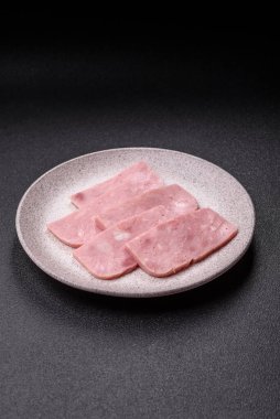 Lezzetli, tuzlu, baharatlı ve çimento kaplı pembe jambon.