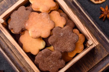 Koyu beton arka planda sarı ve kahverengi renkli zencefilli kurabiyeler.