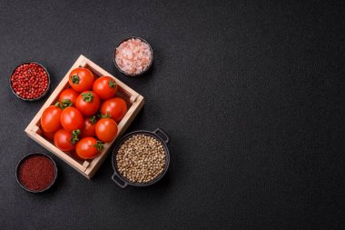 Koyu beton arka planda, tahta bir kutuda olgun kırmızı domatesler.