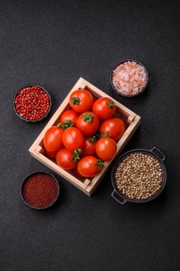 Koyu beton arka planda, tahta bir kutuda olgun kırmızı domatesler.