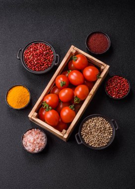 Koyu beton arka planda, tahta bir kutuda olgun kırmızı domatesler.