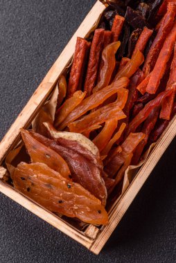 Kurutulmuş et, sopa şeklinde tuzlu, baharatlı ve çimento kaplı kuru balık.