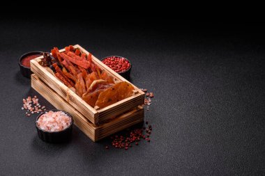 Kurutulmuş et, sopa şeklinde tuzlu, baharatlı ve çimento kaplı kuru balık.