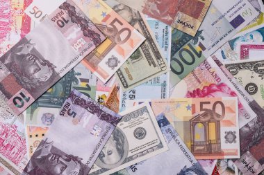 ABD, Avrupa ve Brezilya 'nın farklı para birimlerinin kağıt banknotlarından oluşan bir arka plan. Çokluortam arkaplanı