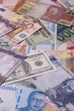 ABD, Avrupa ve Brezilya 'nın farklı para birimlerinin kağıt banknotlarından oluşan bir arka plan. Çokluortam arkaplanı