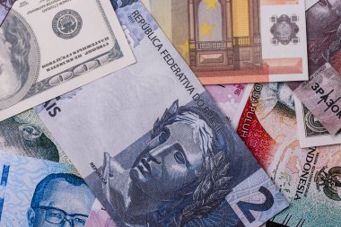 ABD, Avrupa ve Brezilya 'nın farklı para birimlerinin kağıt banknotlarından oluşan bir arka plan. Çokluortam arkaplanı