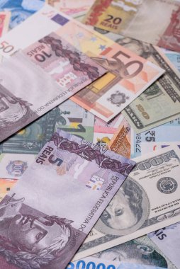 ABD, Avrupa ve Brezilya 'nın farklı para birimlerinin kağıt banknotlarından oluşan bir arka plan. Çokluortam arkaplanı