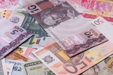 ABD, Avrupa ve Brezilya 'nın farklı para birimlerinin kağıt banknotlarından oluşan bir arka plan. Çokluortam arkaplanı