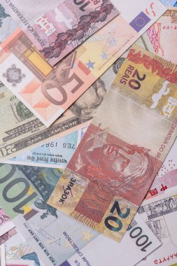 ABD, Avrupa ve Brezilya 'nın farklı para birimlerinin kağıt banknotlarından oluşan bir arka plan. Çokluortam arkaplanı