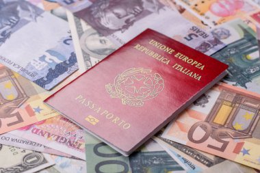 Farklı ülkelerin kağıt banknotlarının arka planında bir İtalyan vatandaşının uluslararası pasaportu