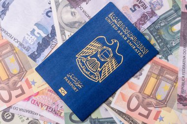 Birleşik Arap Emirlikleri vatandaşının uluslararası pasaportu kağıt banknotlara karşı