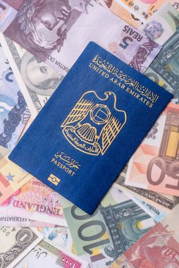 Birleşik Arap Emirlikleri vatandaşının uluslararası pasaportu kağıt banknotlara karşı
