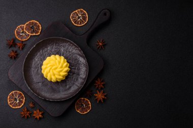 Turunçgilli sarı turta ve koyu beton arka planda tutku meyvesi aromalı.