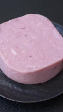 Lezzetli, tuzlu, baharatlı ve çimento kaplı pembe jambon.