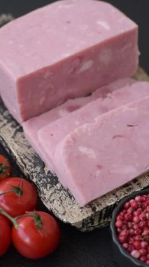 Lezzetli, tuzlu, baharatlı ve çimento kaplı pembe jambon.