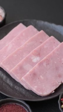 Lezzetli, tuzlu, baharatlı ve çimento kaplı pembe jambon.