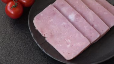 Lezzetli, tuzlu, baharatlı ve çimento kaplı pembe jambon.