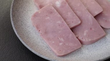 Lezzetli, tuzlu, baharatlı ve çimento kaplı pembe jambon.