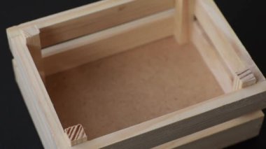 Koyu beton arka planda meyve ve sebzeler için boş ahşap kutu