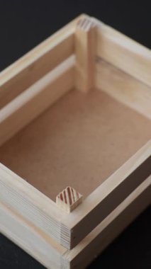 Koyu beton arka planda meyve ve sebzeler için boş ahşap kutu