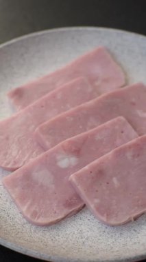 Lezzetli, tuzlu, baharatlı ve çimento kaplı pembe jambon.