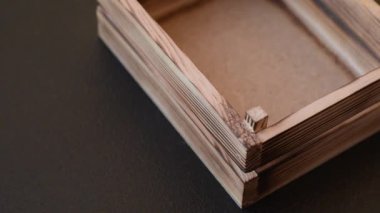 Koyu beton arka planda meyve ve sebzeler için boş ahşap kutu