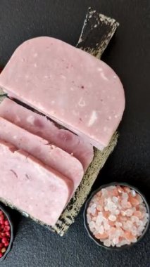 Lezzetli, tuzlu, baharatlı ve çimento kaplı pembe jambon.