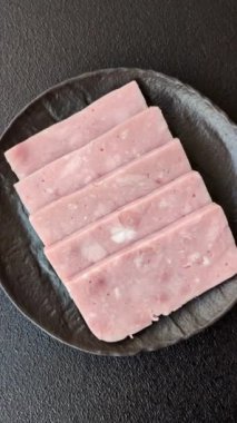 Lezzetli, tuzlu, baharatlı ve çimento kaplı pembe jambon.
