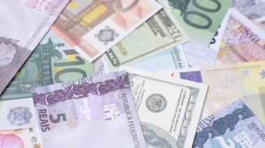 ABD vatandaşının uluslararası pasaportu, farklı ülkelerin kağıt banknotlarının arka planına karşıdır.