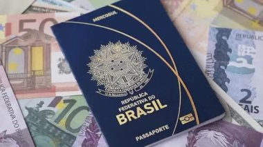 Brezilya vatandaşının uluslararası pasaportu farklı ülkelerin kağıt banknotlarının arka planında
