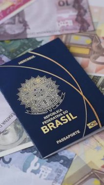 Brezilya vatandaşının uluslararası pasaportu farklı ülkelerin kağıt banknotlarının arka planında