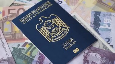 Birleşik Arap Emirlikleri vatandaşının uluslararası pasaportu kağıt banknotlara karşı